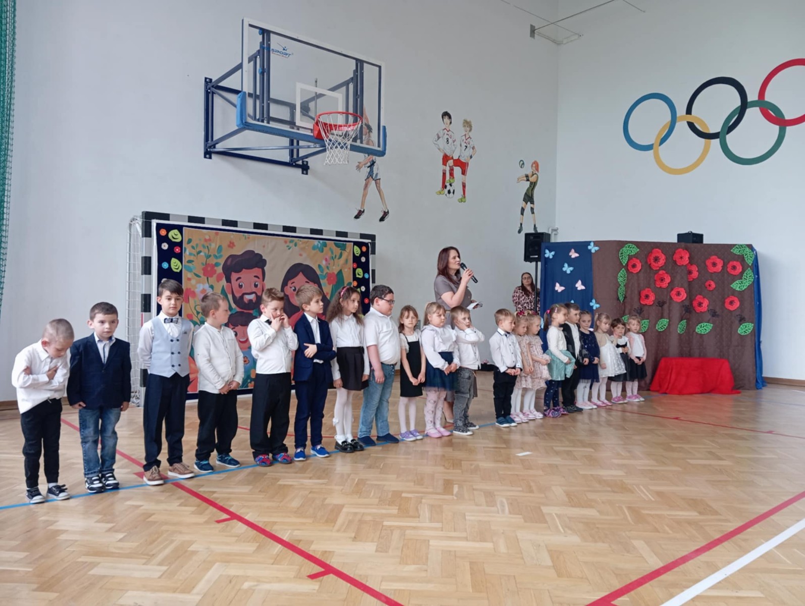 Dzieci przedstawiają część artystyczną.