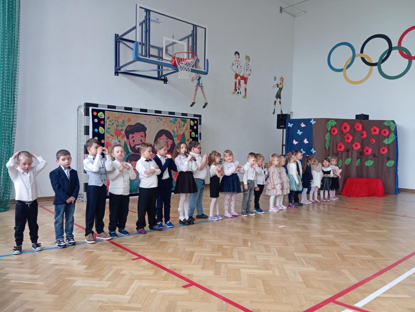Dzieci przedstawiają część artystyczną.