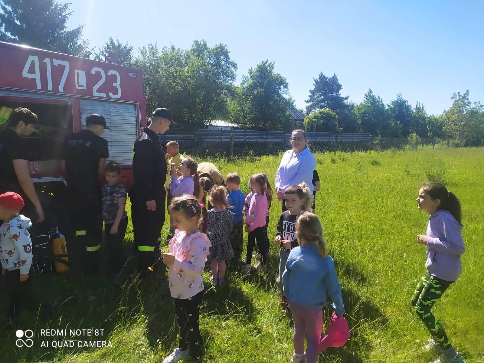 Dzieci uczestniczą w spotkaniu ze strażakami.