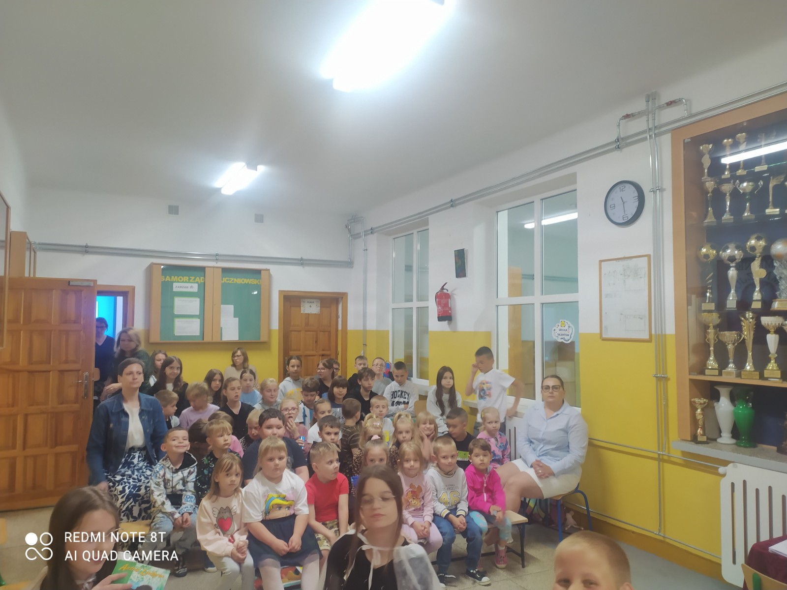 Przedszkolaki uczestniczą w pasowaniu na czytelnika klasy pierwszej.