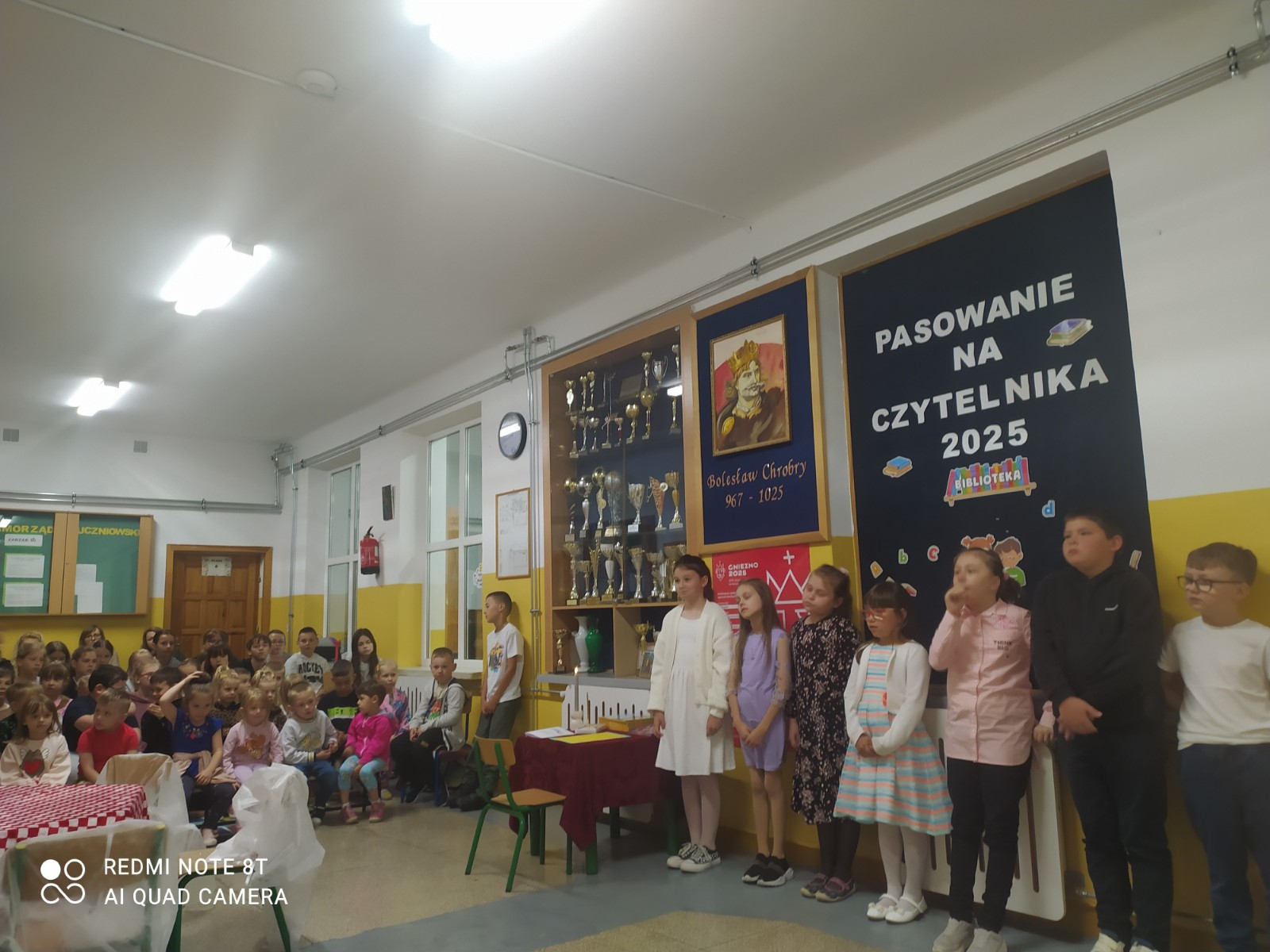 Przedszkolaki uczestniczą w pasowaniu na czytelnika.