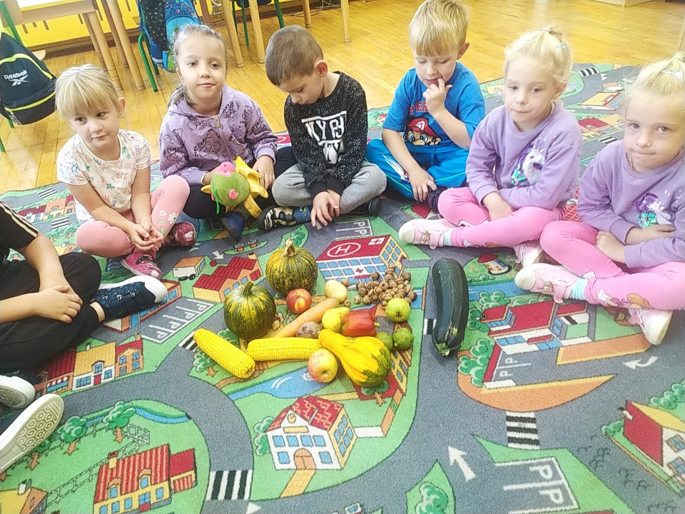 Dzieci recytują wiersz o jesieni.