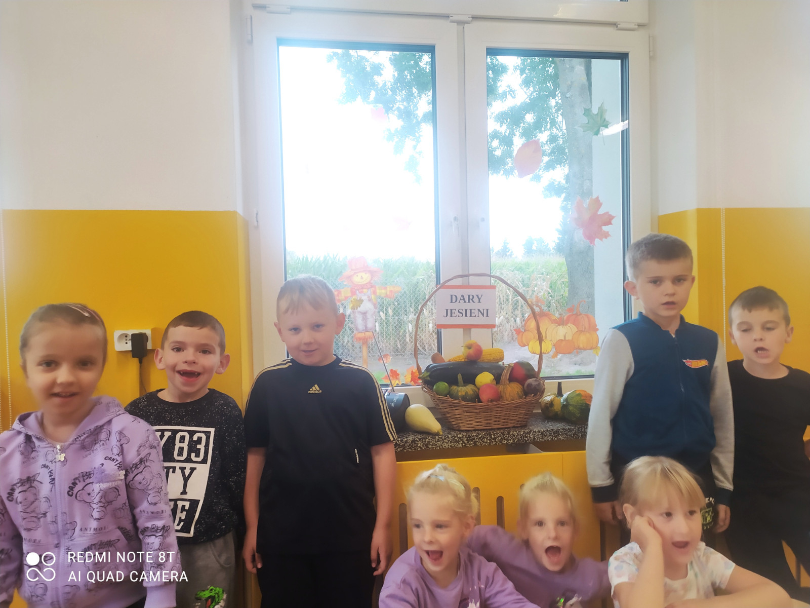Przedszkolaki prezentują kącik 