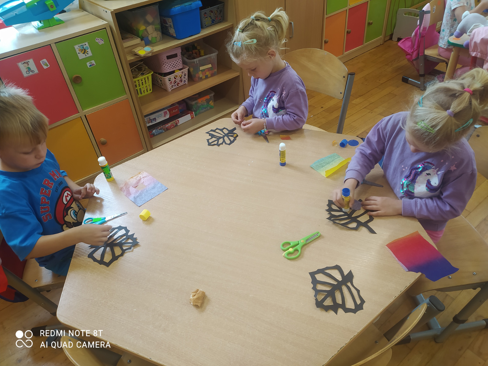 Dzieci wykonują pracę plastyczną 