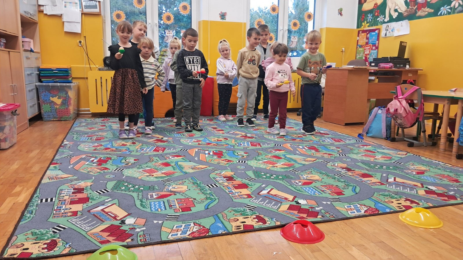 Dzieci biorą udział w różnych konkurencjach sportowych.