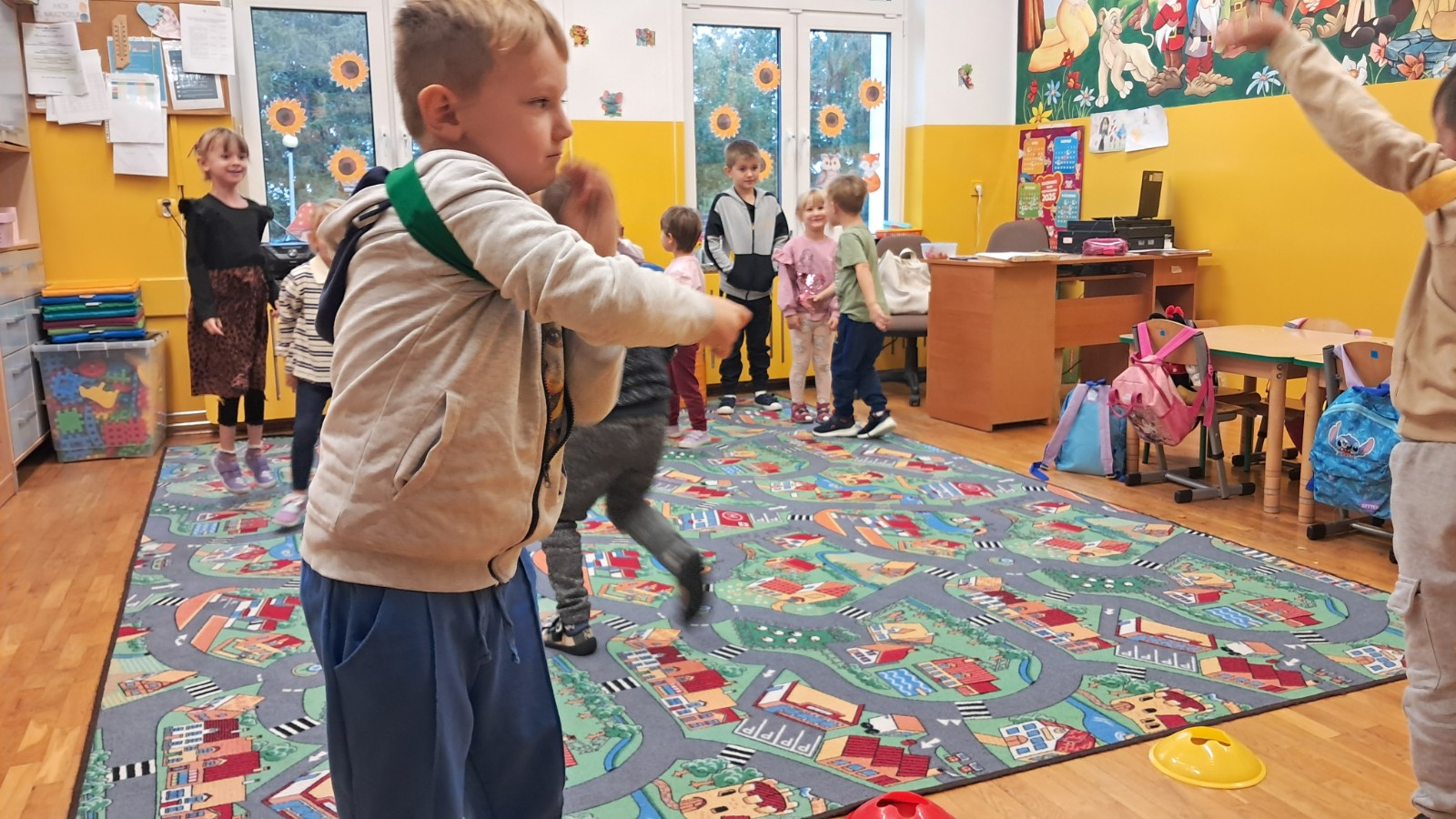 Dzieci biorą udział w różnych konkurencjach sportowych.