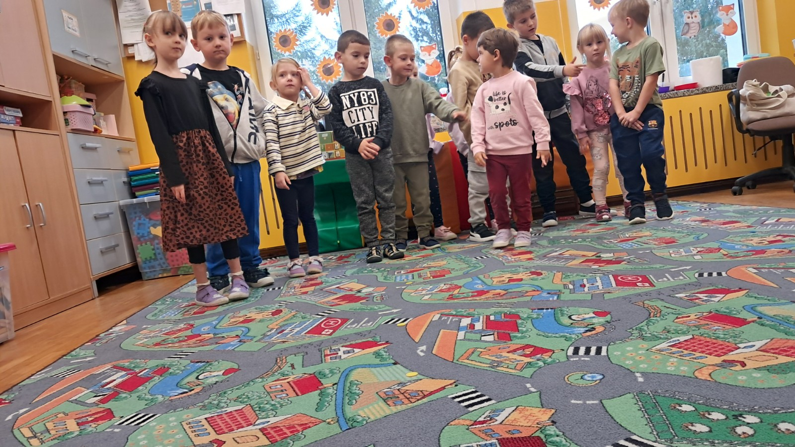 Dzieci biorą udział w różnych konkurencjach sportowych.