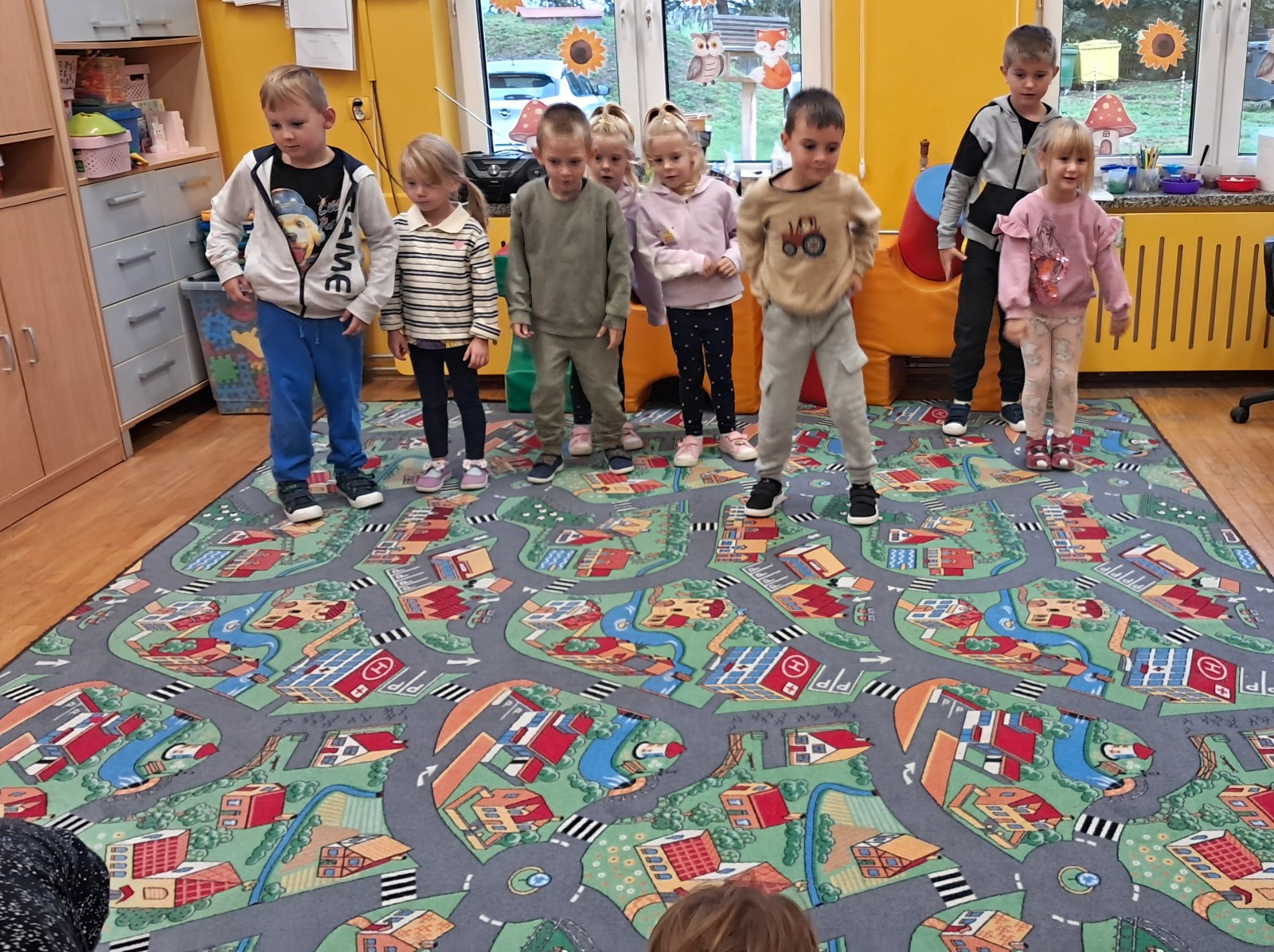 Dzieci biorą udział w różnych konkurencjach sportowych.