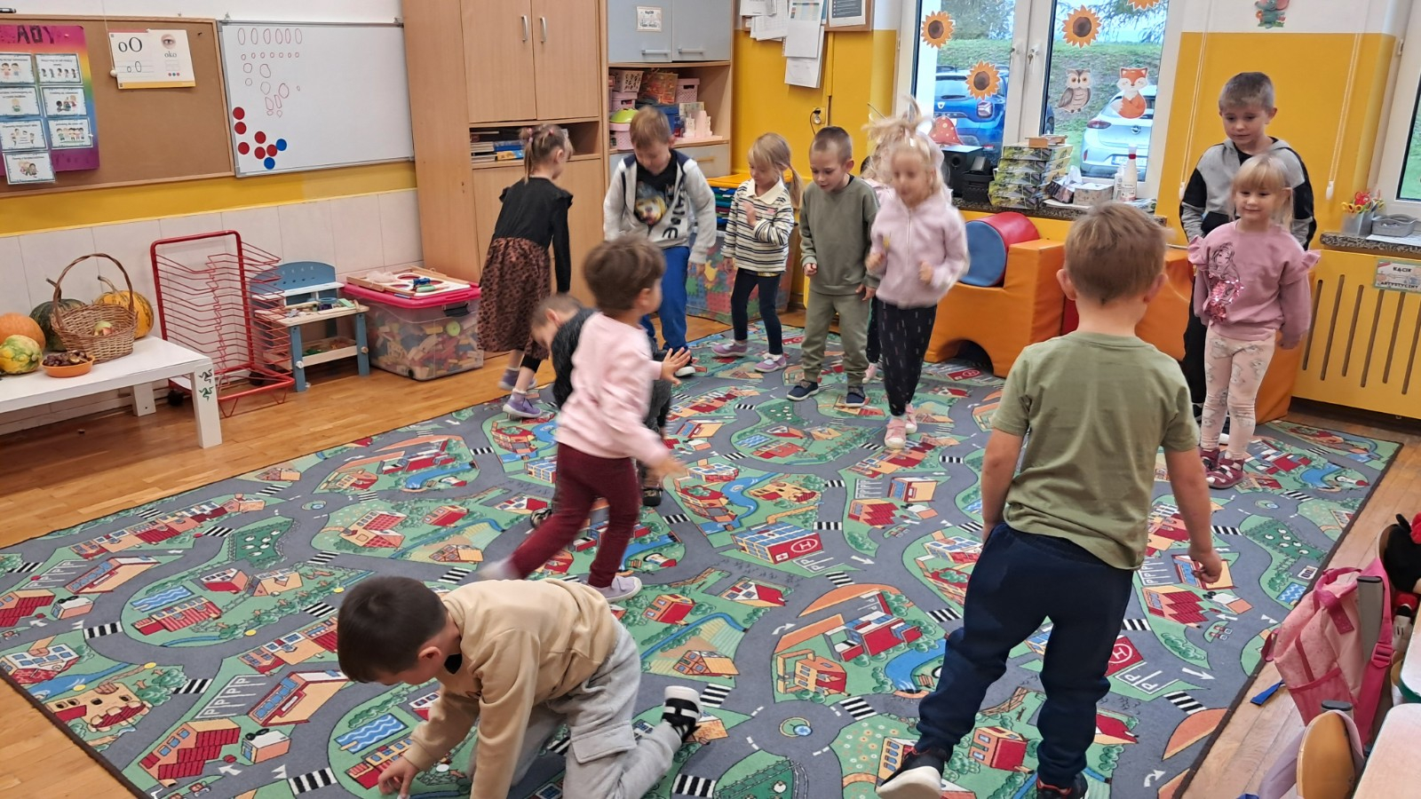 Dzieci biorą udział w różnych konkurencjach sportowych.