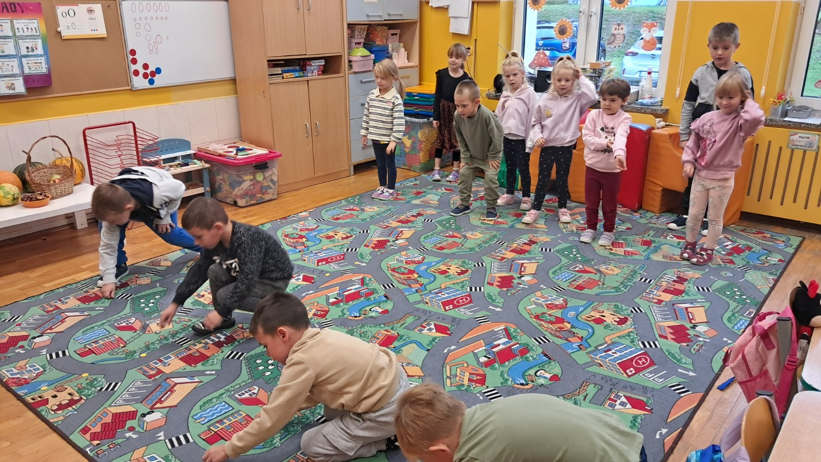 Dzieci biorą udział w różnych konkurencjach sportowych.