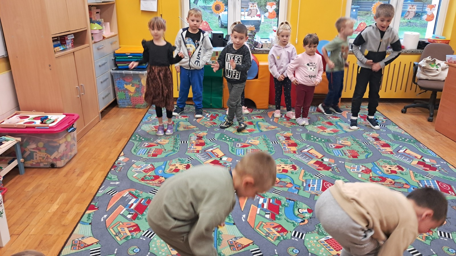 Dzieci biorą udział w różnych konkurencjach sportowych.