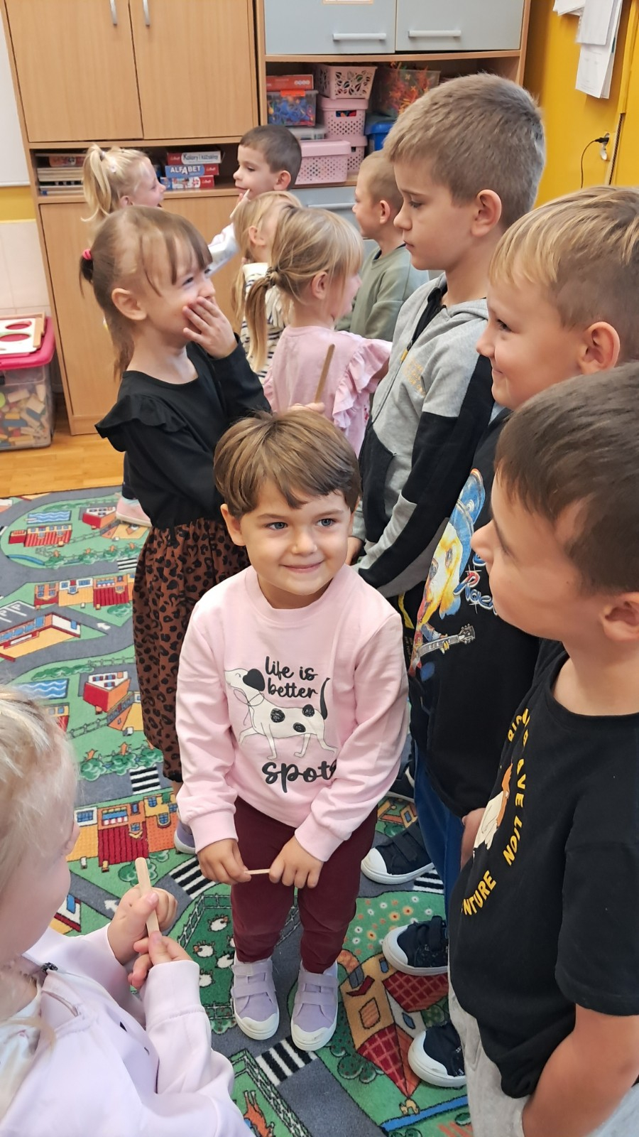 Dziewczynki golą brody chłopcom za pomocą drewnianego patyczka