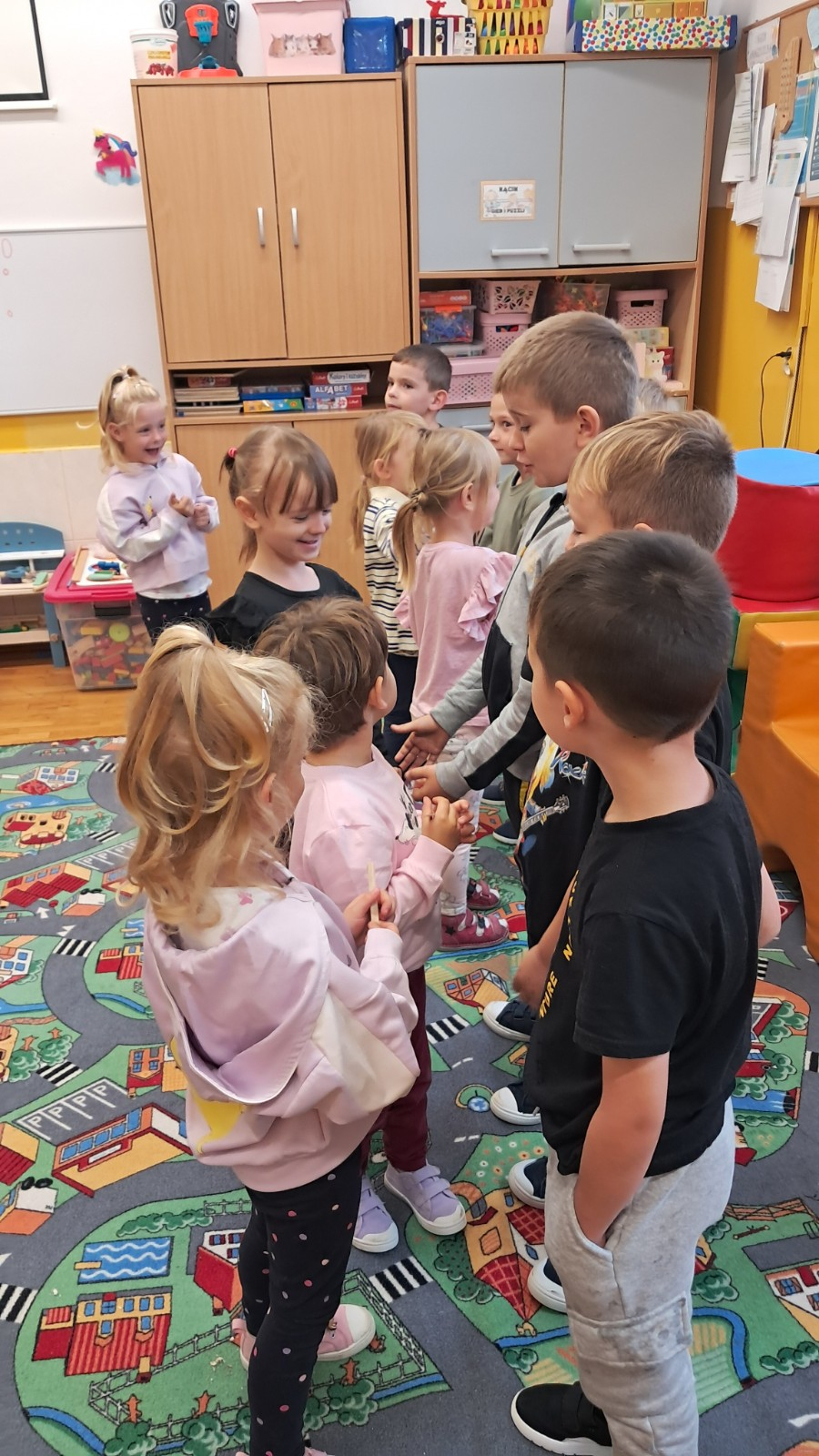 Dziewczynki golą brody chłopcom za pomocą drewnianego patyczka