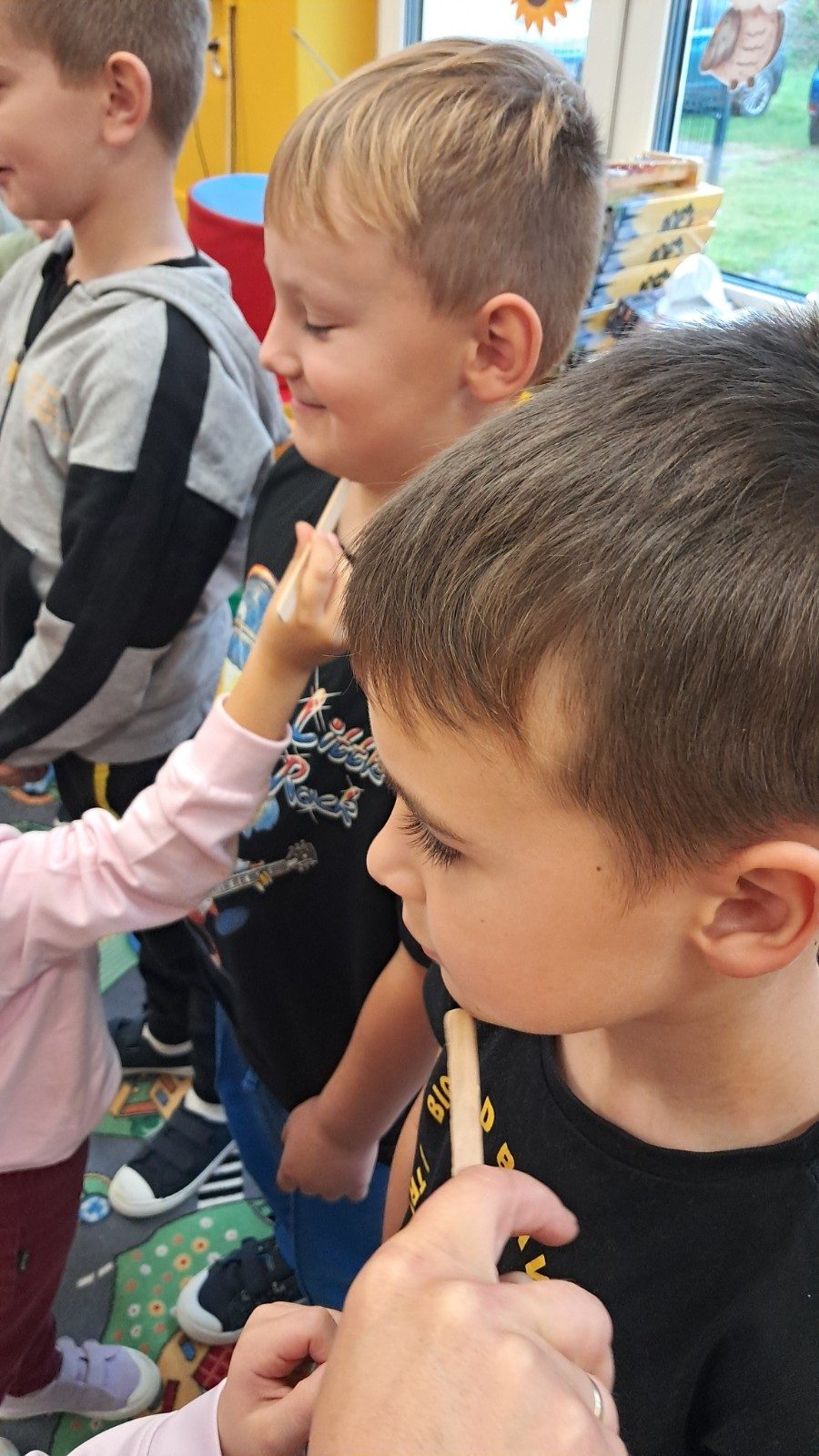 Dziewczynki golą brody chłopcom za pomocą drewnianego patyczka