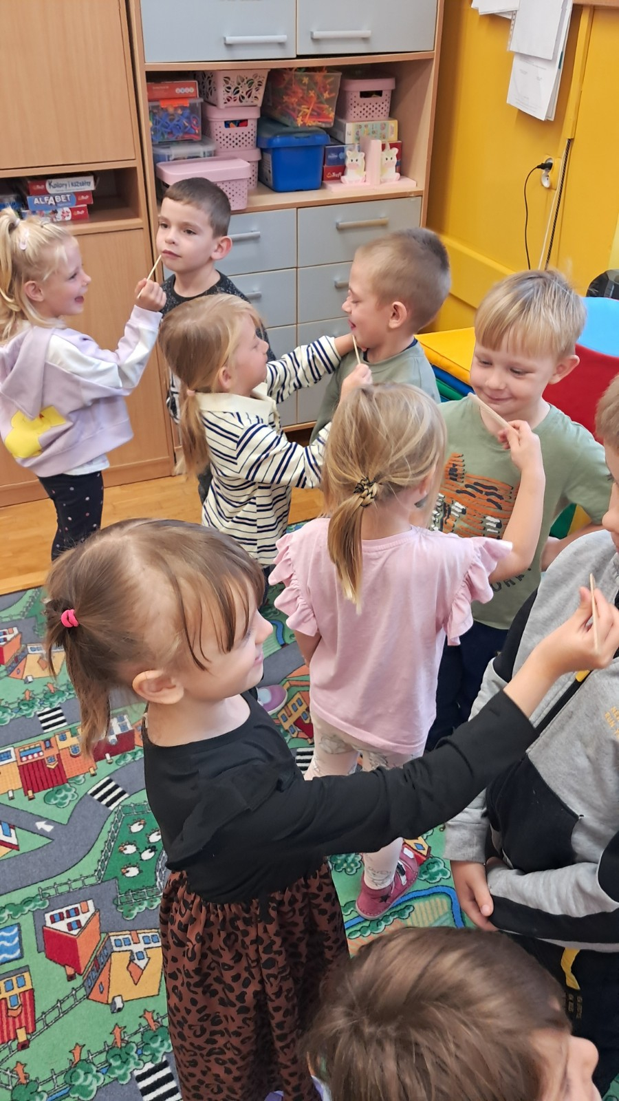 Dziewczynki golą brody chłopcom za pomocą drewnianego patyczka