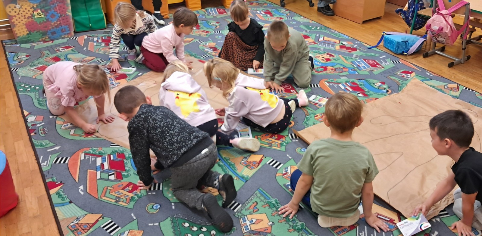 Dzieci odrysowują postać chłopca, a potem kolorują.