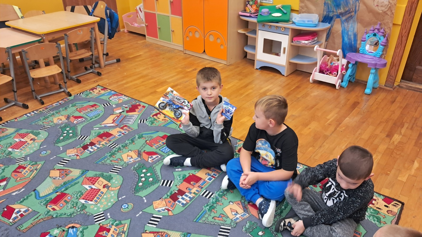 Chłopcy otrzymują upominki