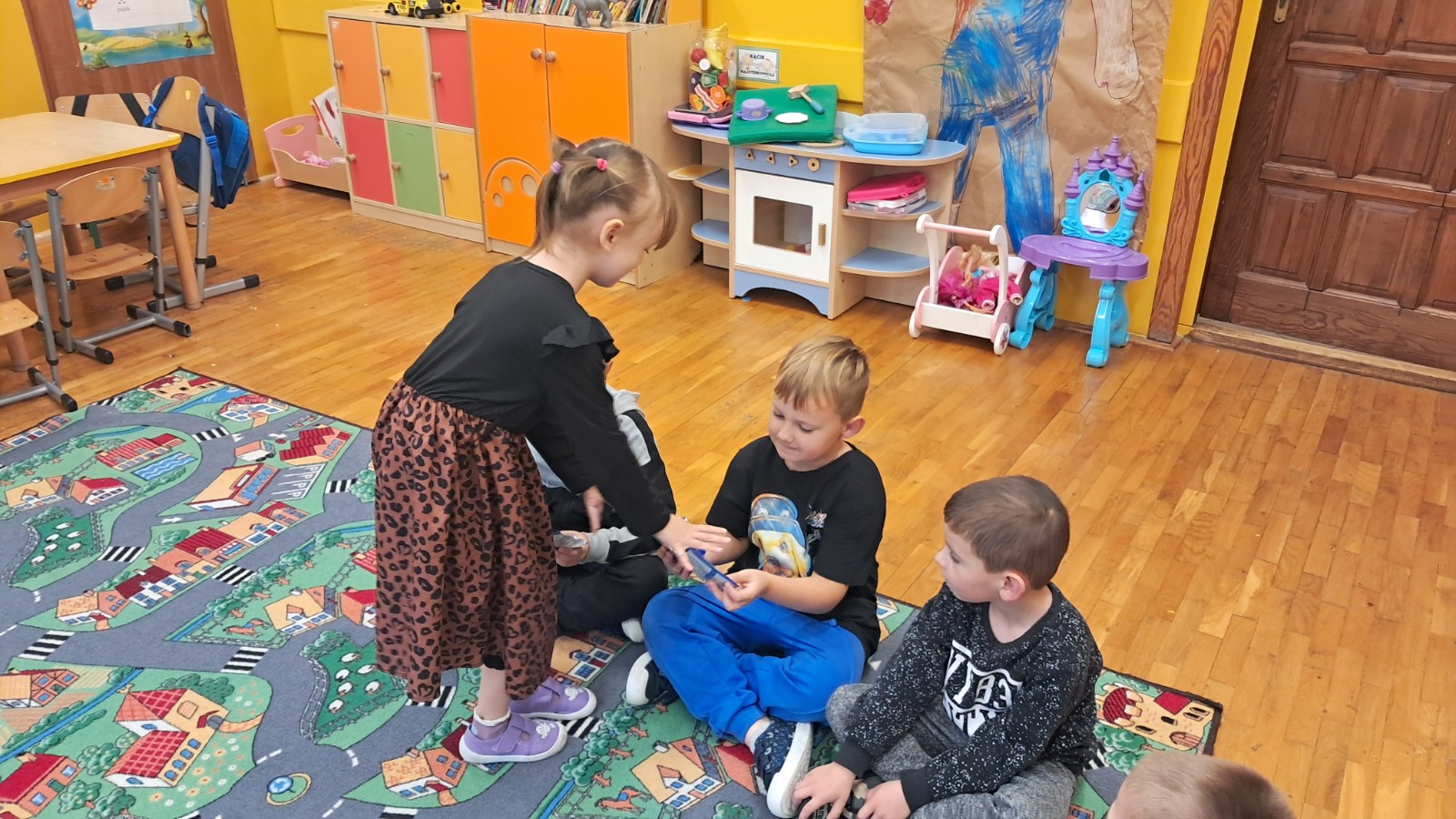 Chłopcy otrzymują upominki