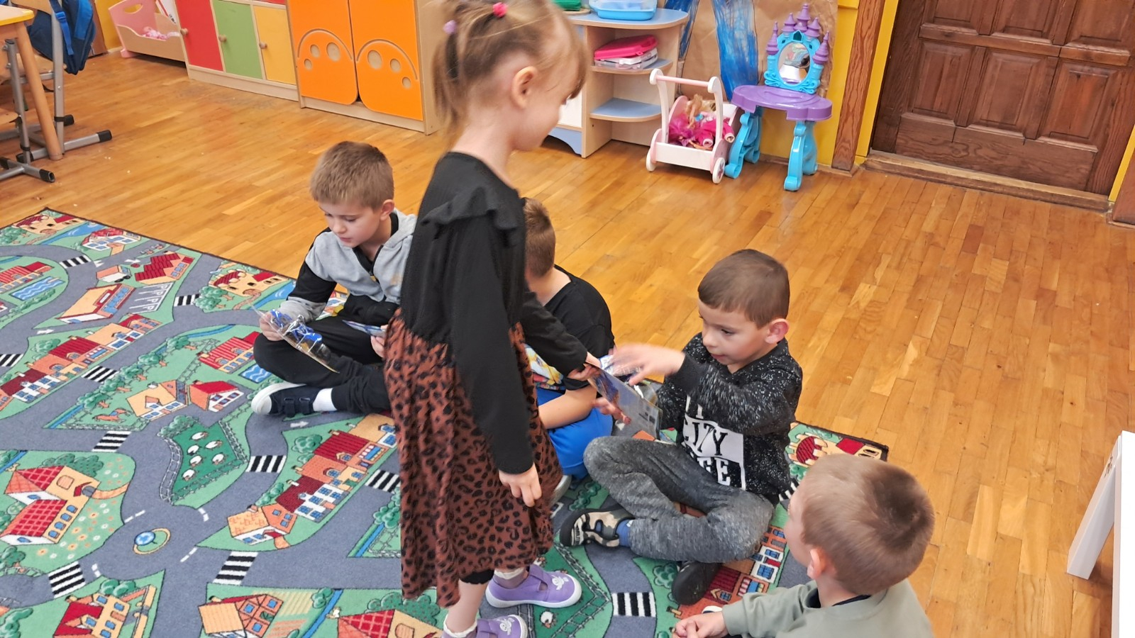 Chłopcy otrzymują upominki