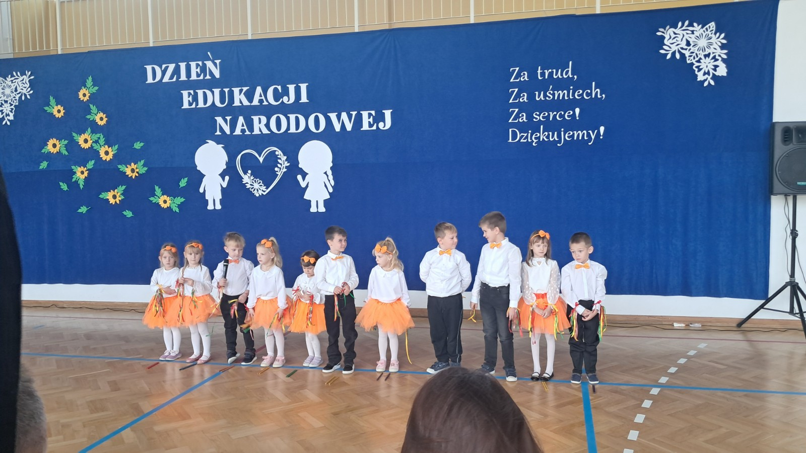Dzieci prezentują wiersze z okazji Dnia Edukacji Narodowej
