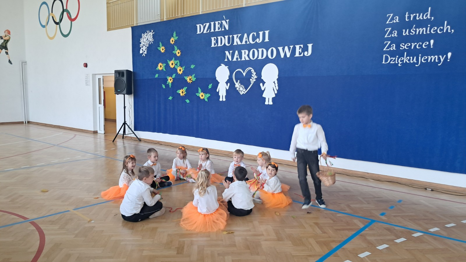 Dzieci tańczą do piosenki 