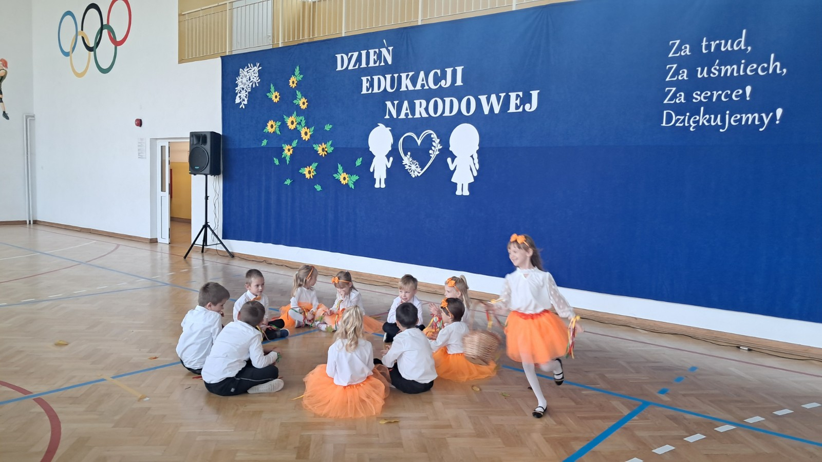 Dzieci tańczą do piosenki 