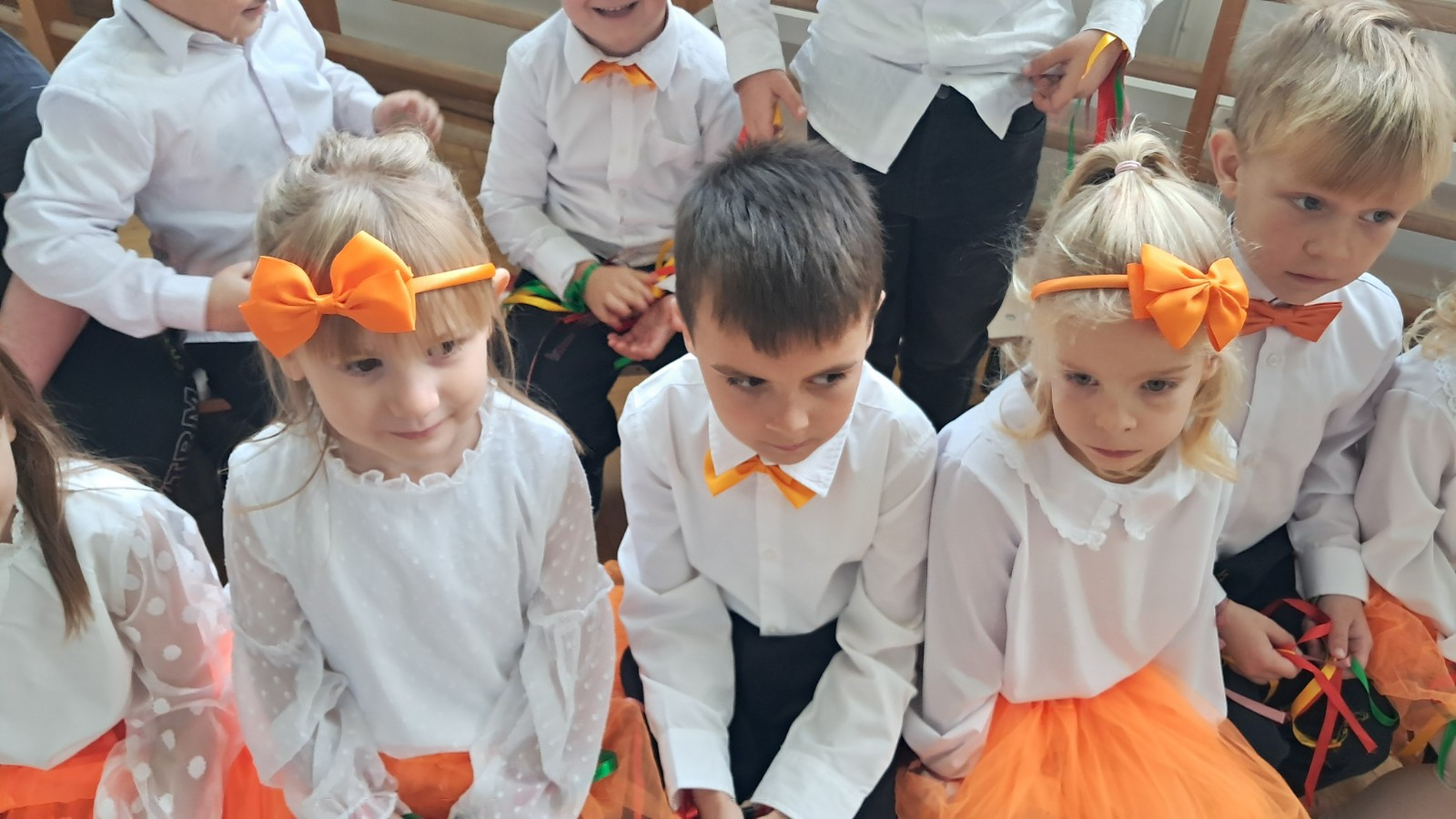 Dzieci prezentują się do zdjęcia.