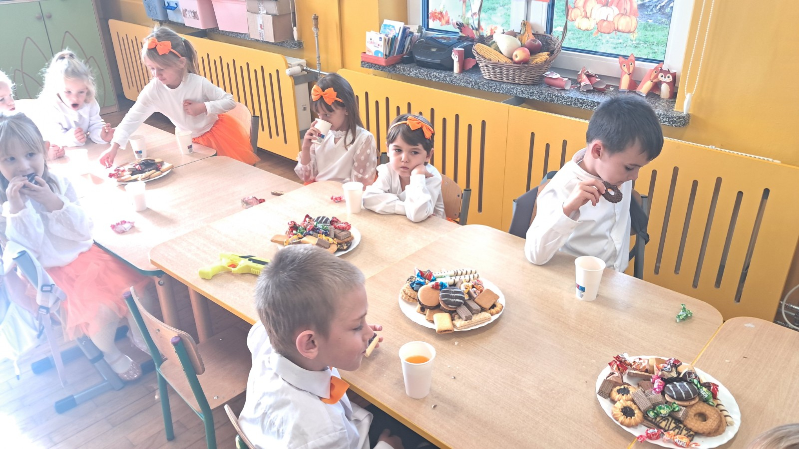 Dzieci biorą udział w degustacji.