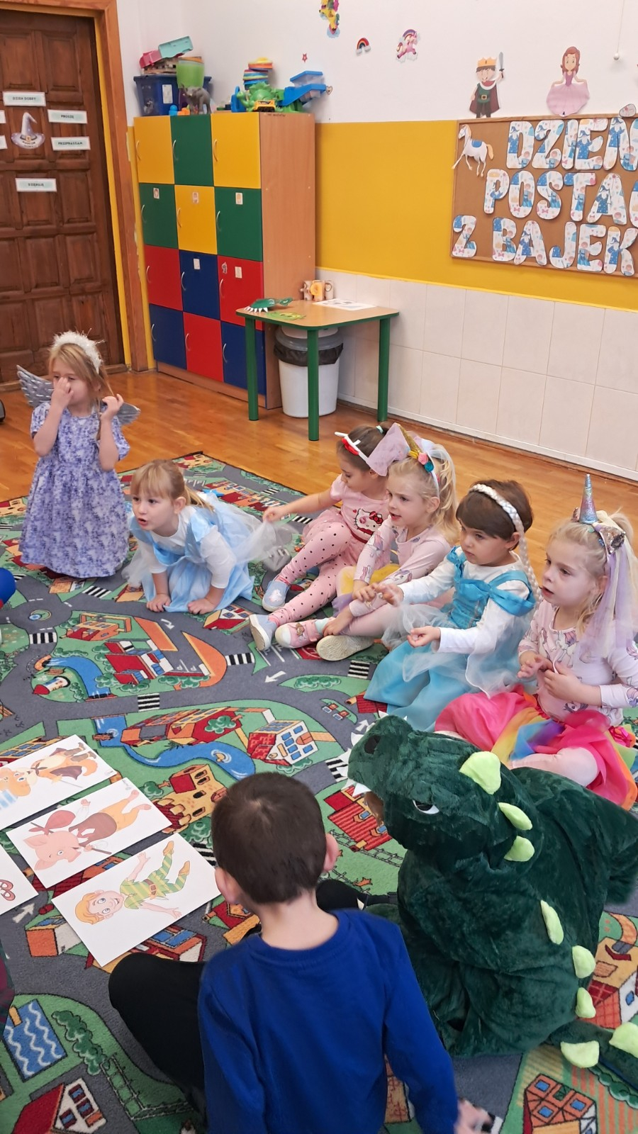 Dzieci biorą udział w zajęciach na temat bakowych postaci.
