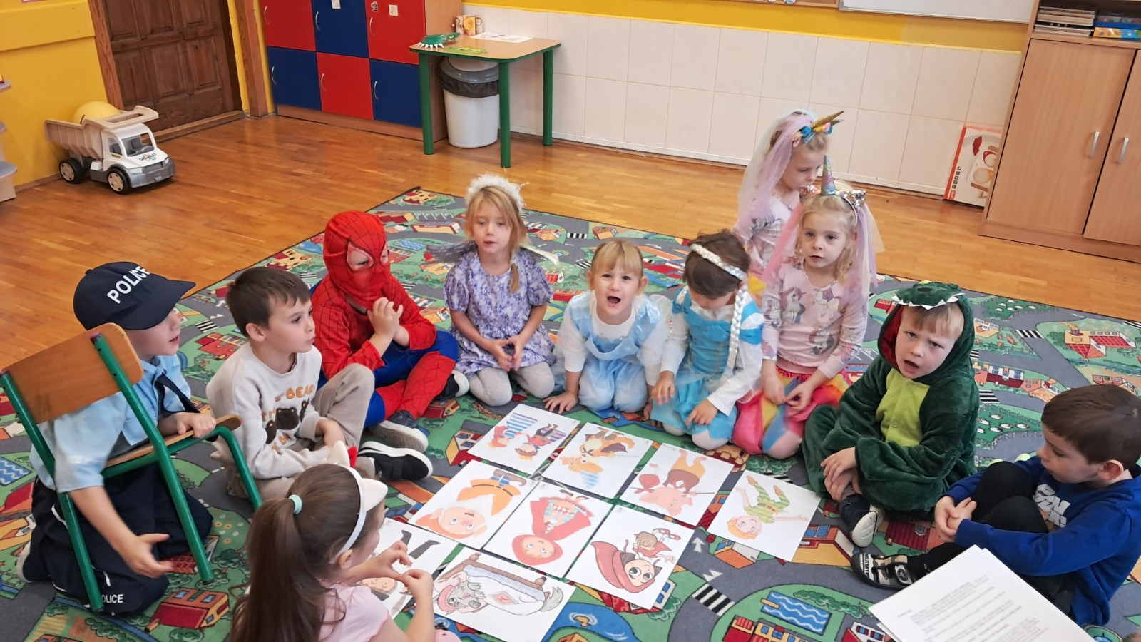 Dzieci słuchają bajki.