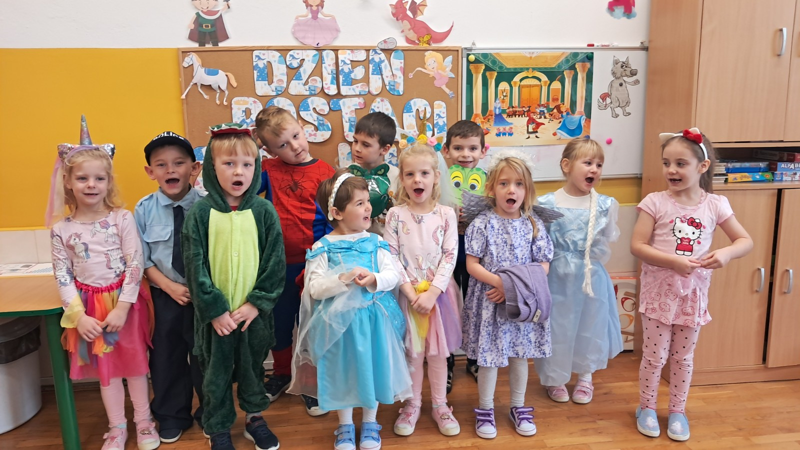 Dzieci prezentują się w strojach.