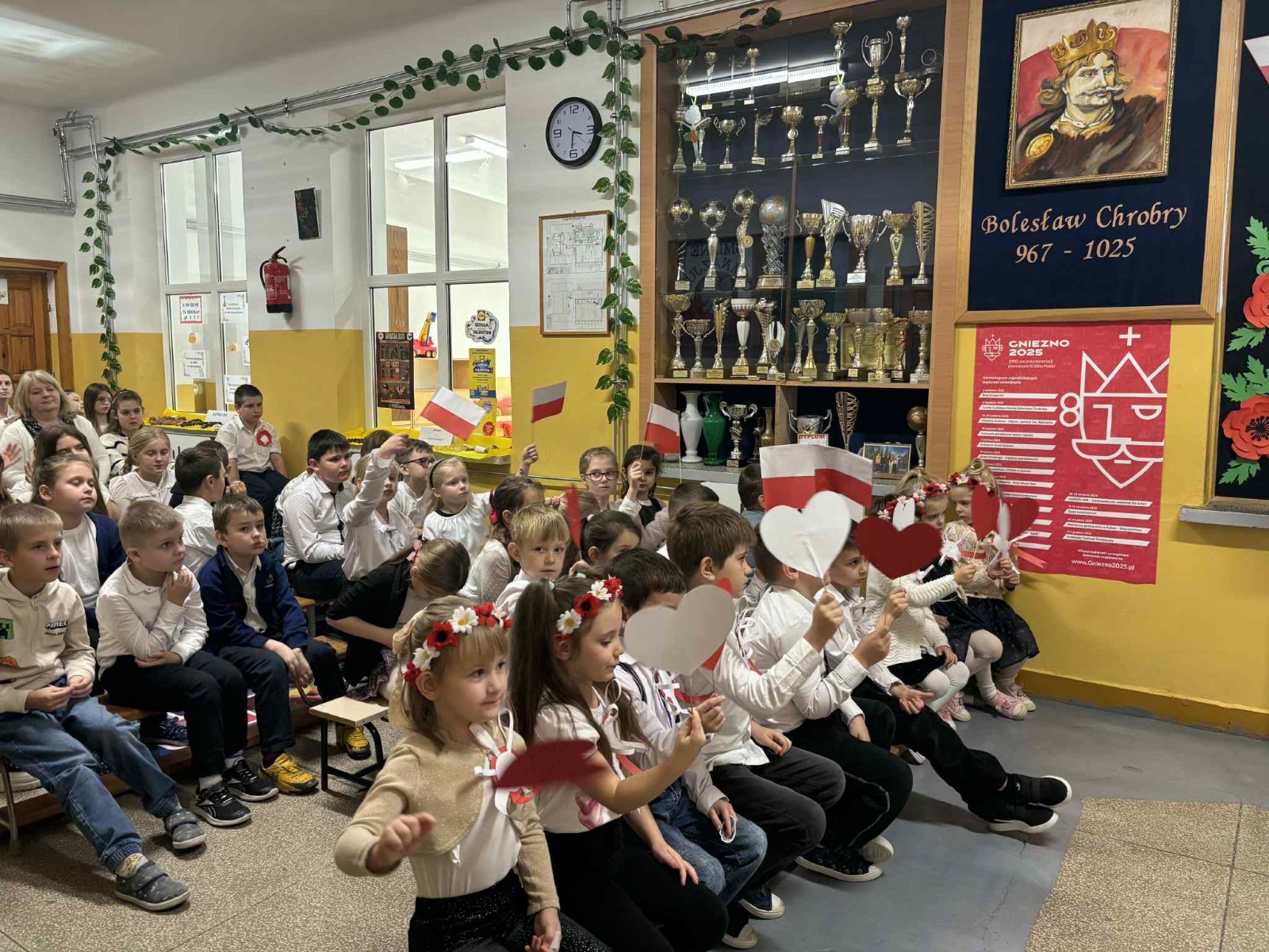 Dzieci odsłuchują pieśni patriotyczne.