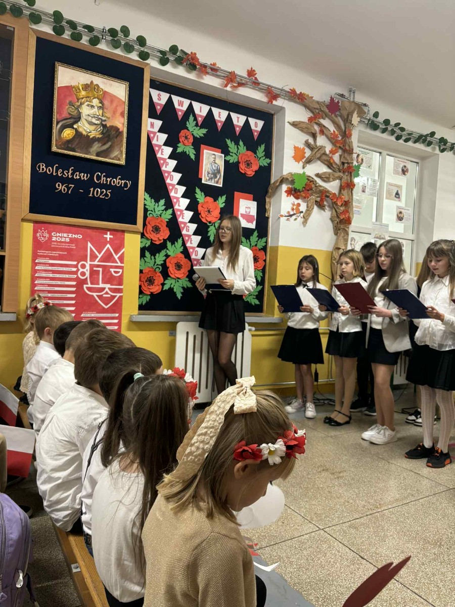 Dzieci biorą udział w uroczystej akademii z okazji Święta Niepodległości