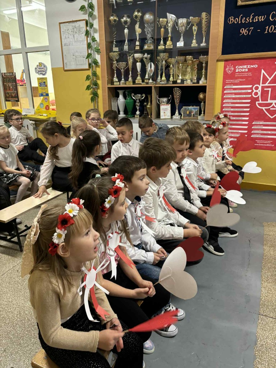 Dzieci biorą udział w uroczystej akademii z okazji Święta Niepodległości