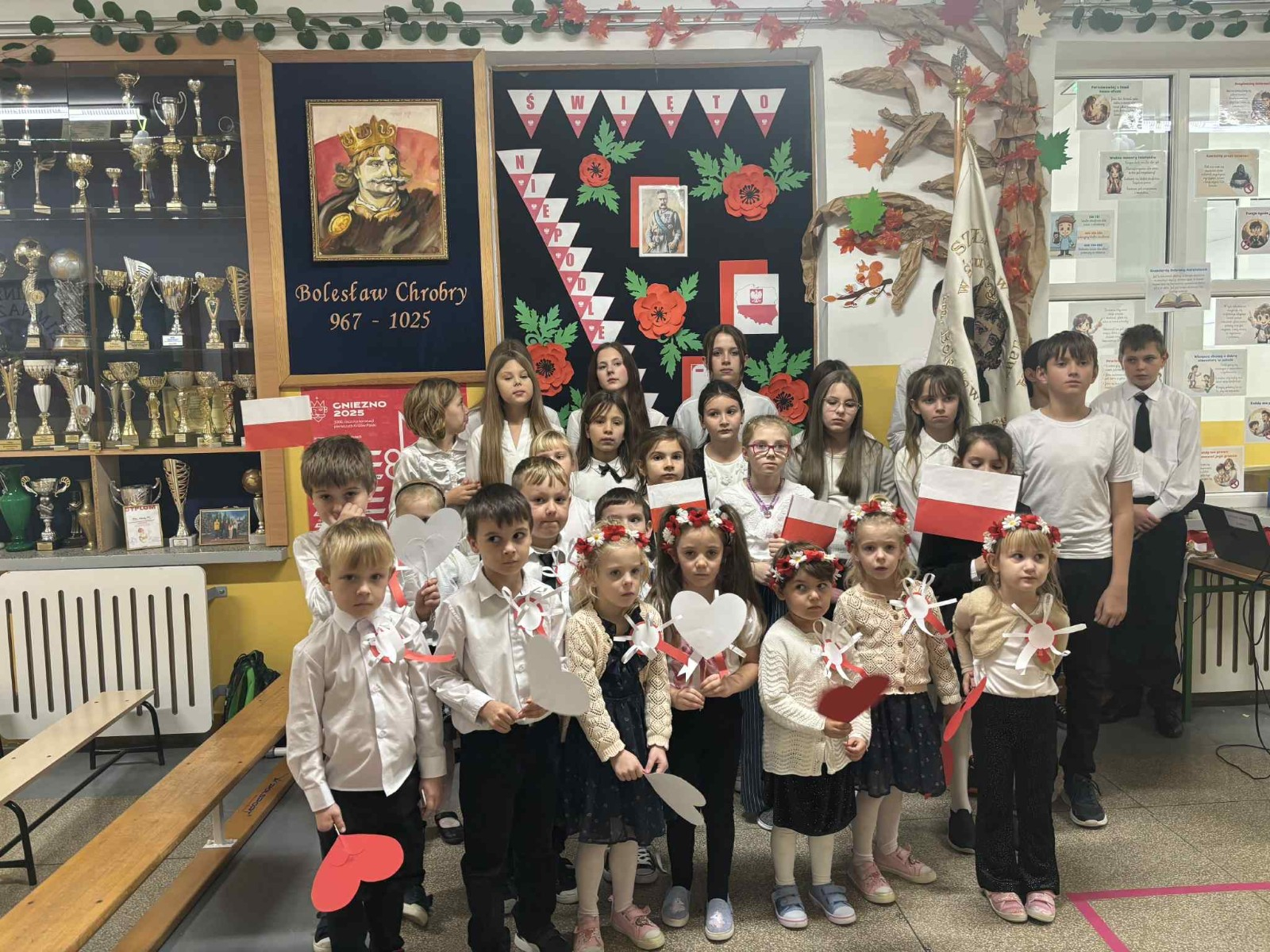 Dzieci prezentują się do zdjęcia w barwach biało-czerwonych.