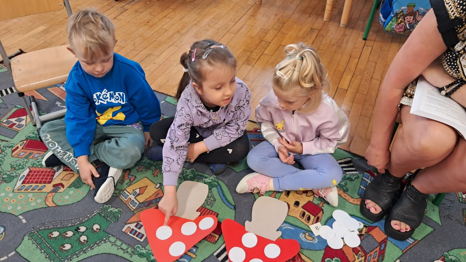 Dzieci przeliczają kropki na grzybie.