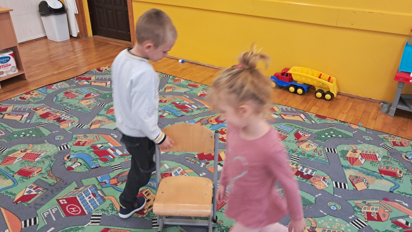 Dzieci bawią się w jesienne zabawy.