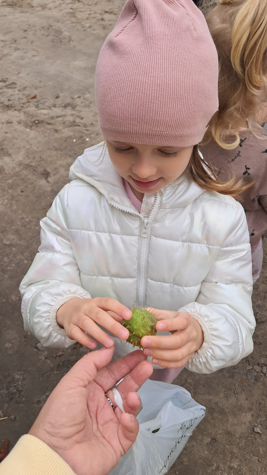 Dzieci poznają dary jesieni.