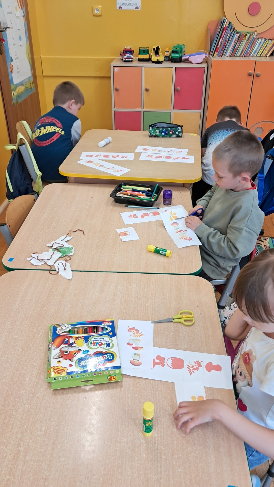 Dzieci pracują w kartach pracy.