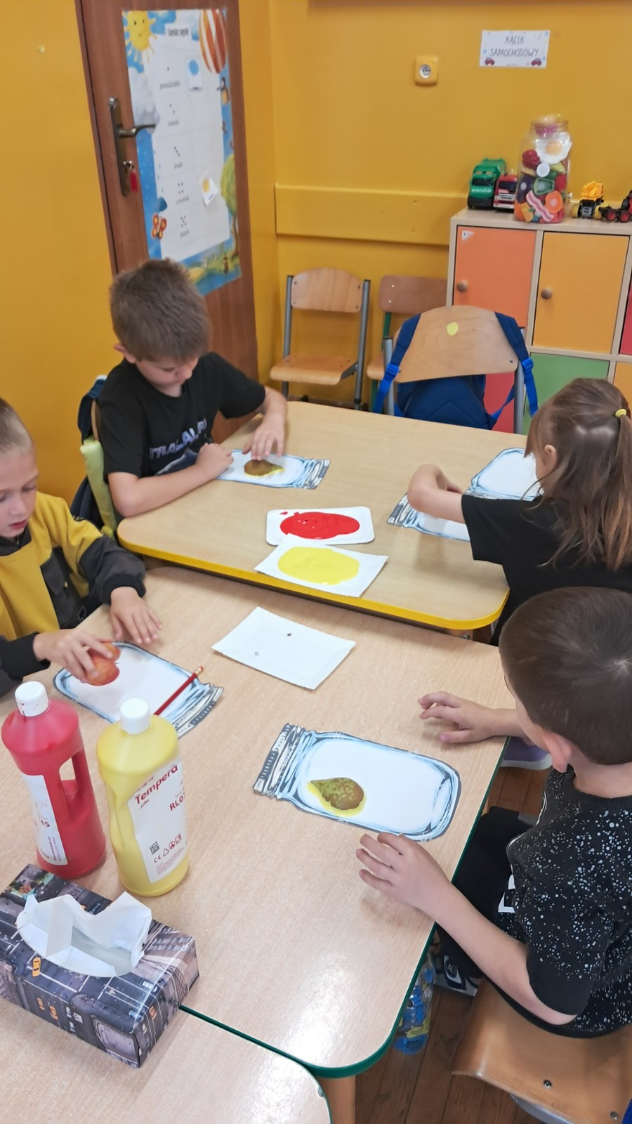 Dzieci mieszają jesienne barwy.