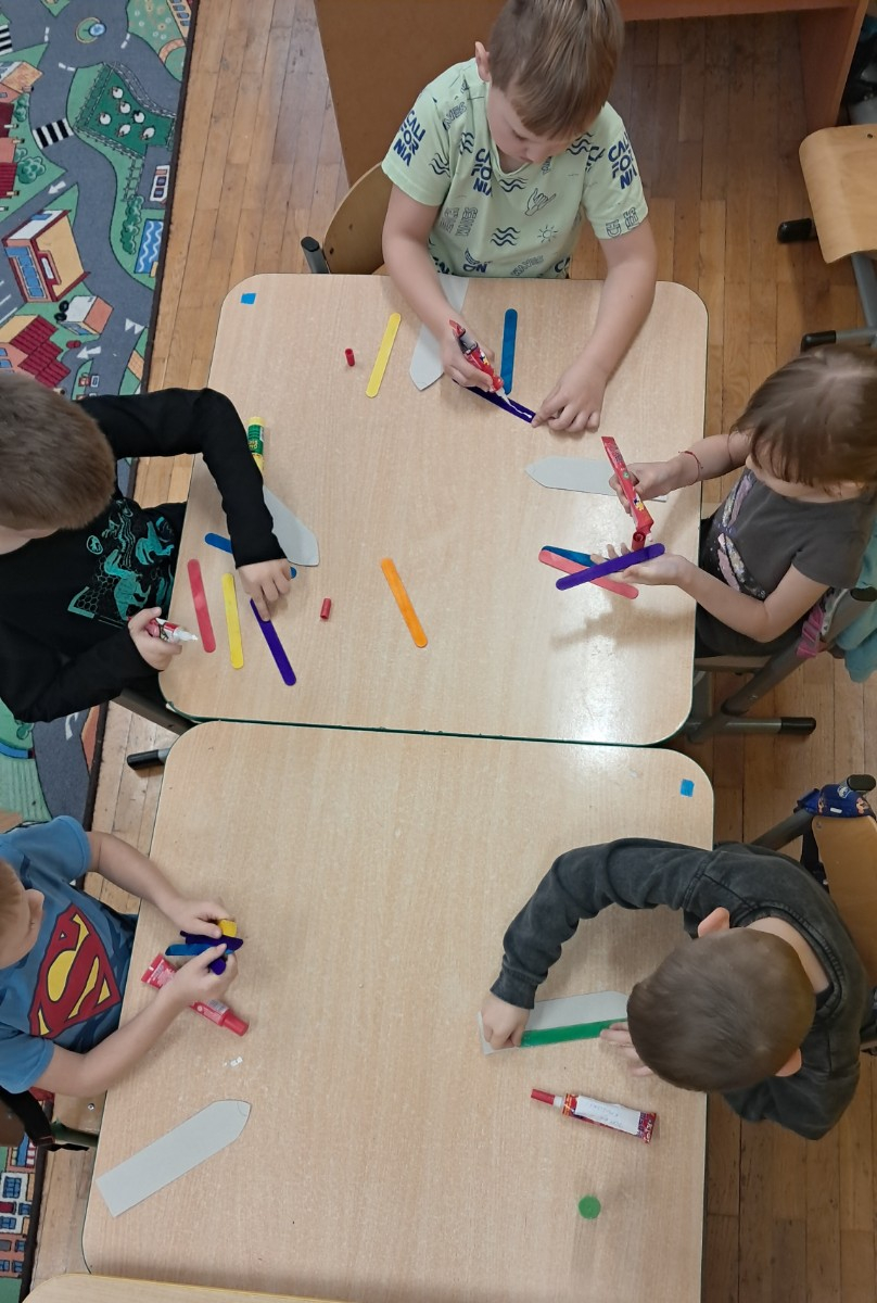Dzieci wykonują zadanie artystyczne.