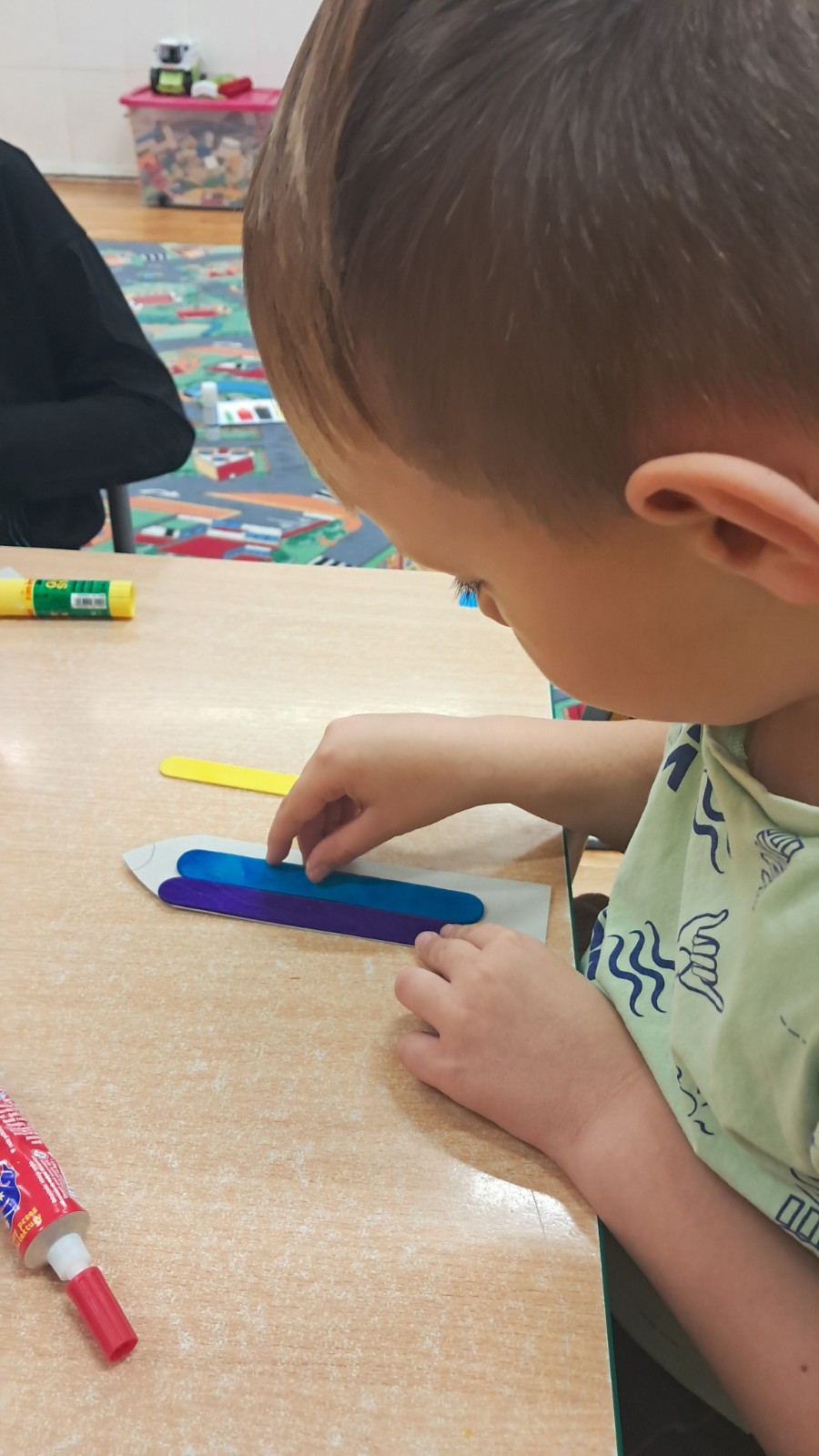 Dziecko wykonuje pracę plastyczną.