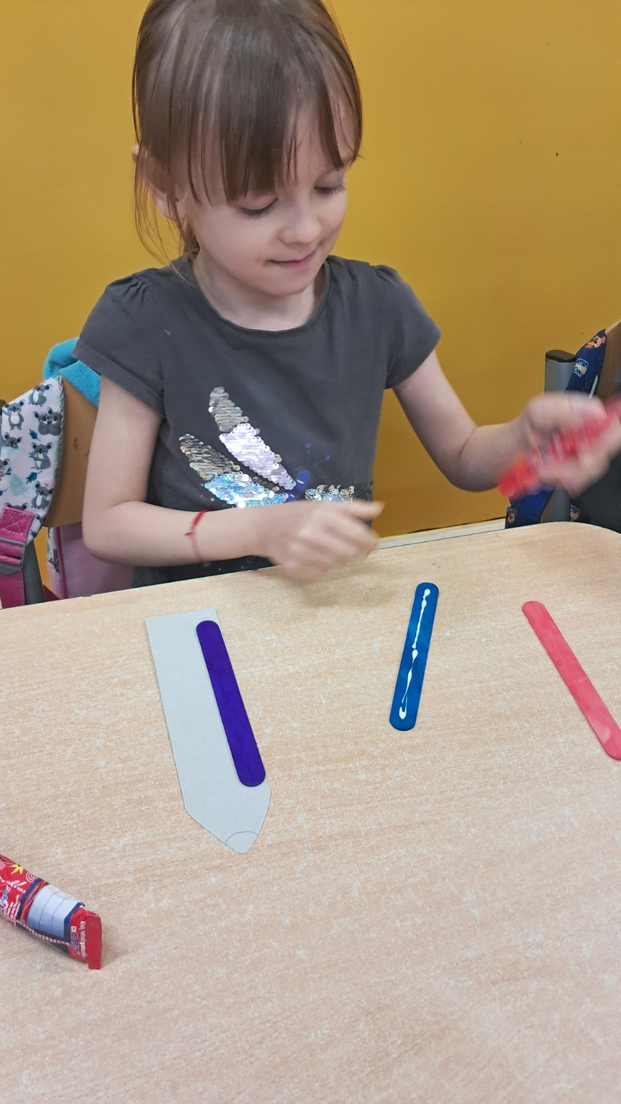 Dziecko wykonuje pracę plastyczną.