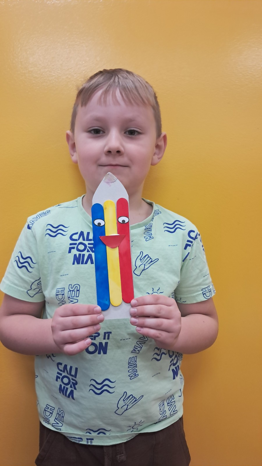 Dziecko wykonuje pracę plastyczną.