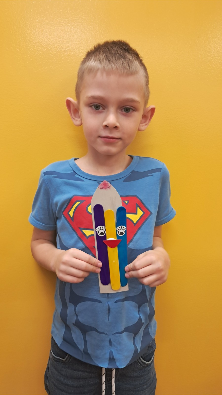 Dziecko wykonuje pracę plastyczną.