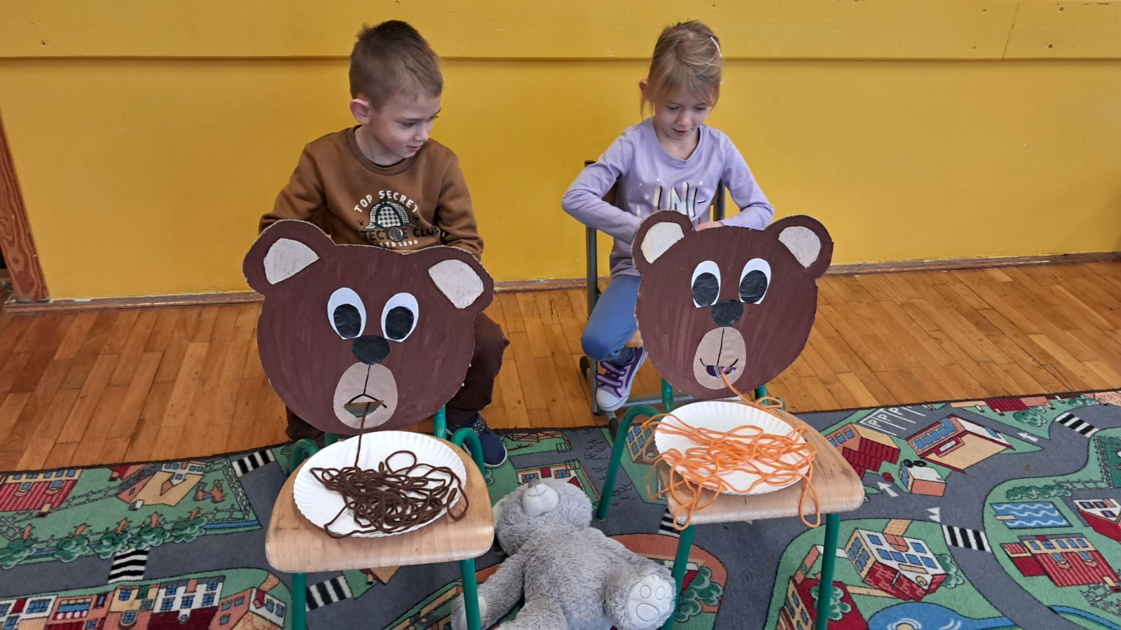 Dzieci biorą udział w misiowych zawodach.