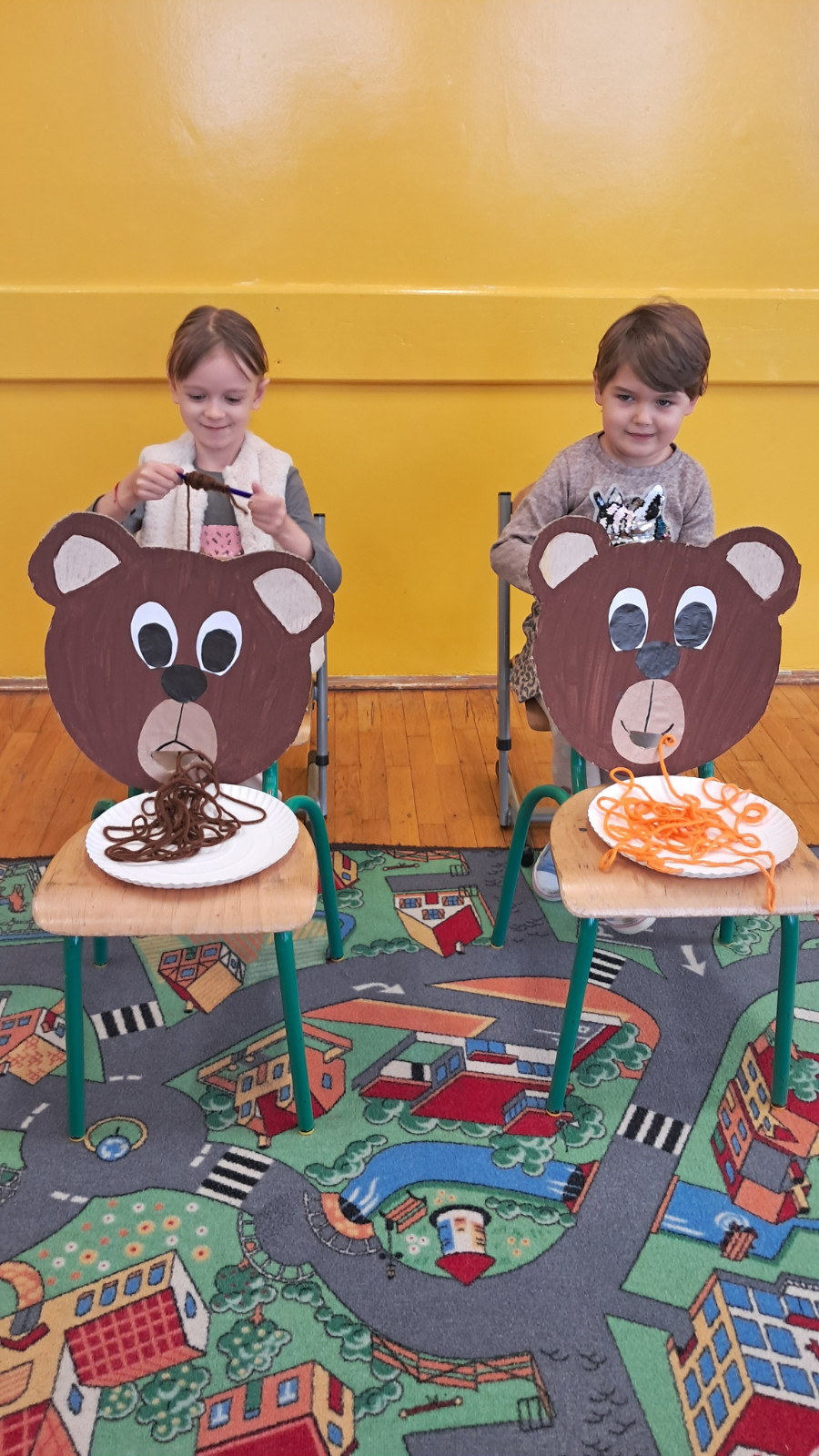 Dzieci biorą udział w misiowych zawodach.