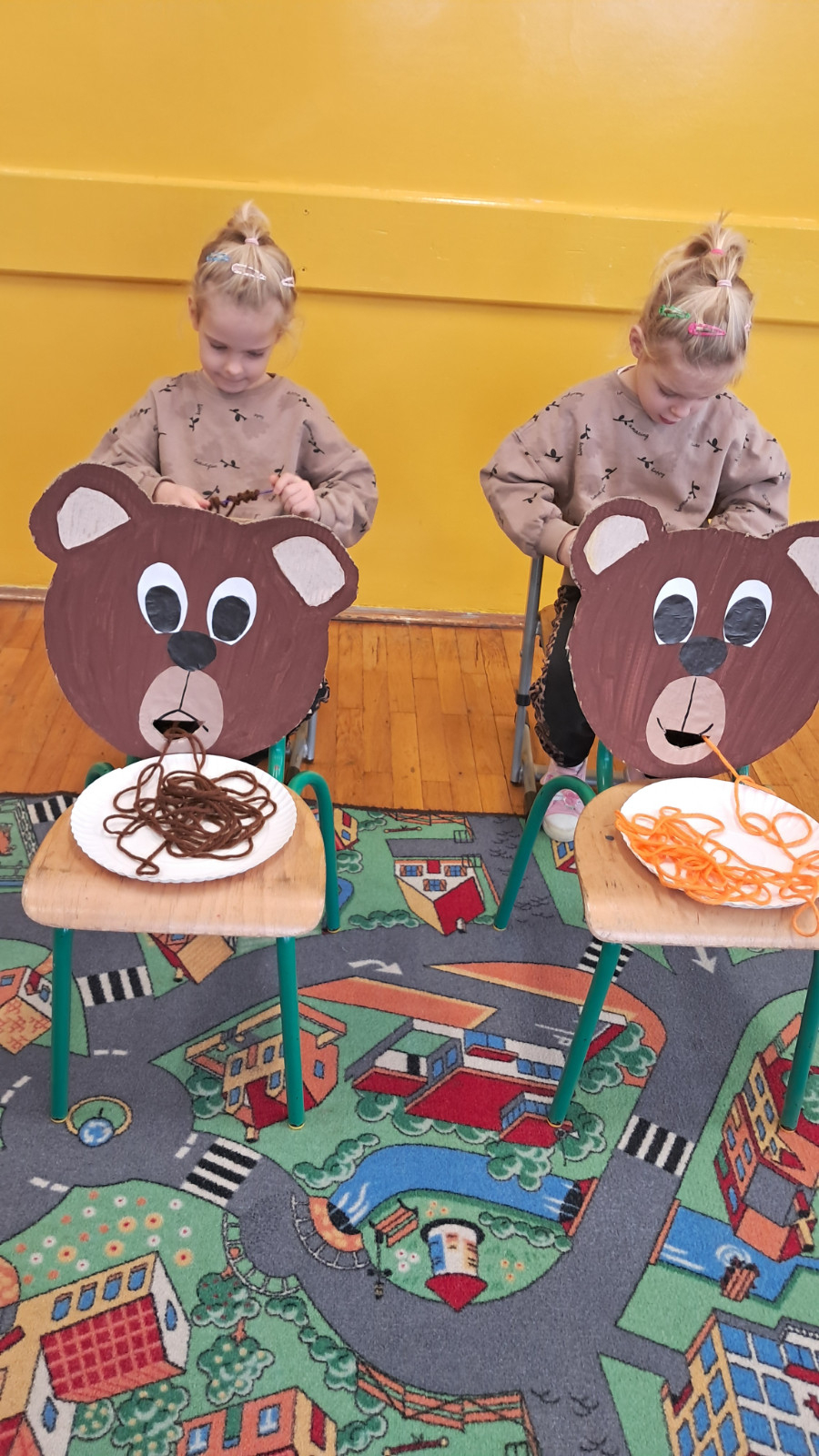 Dzieci biorą udział w misiowych zawodach.