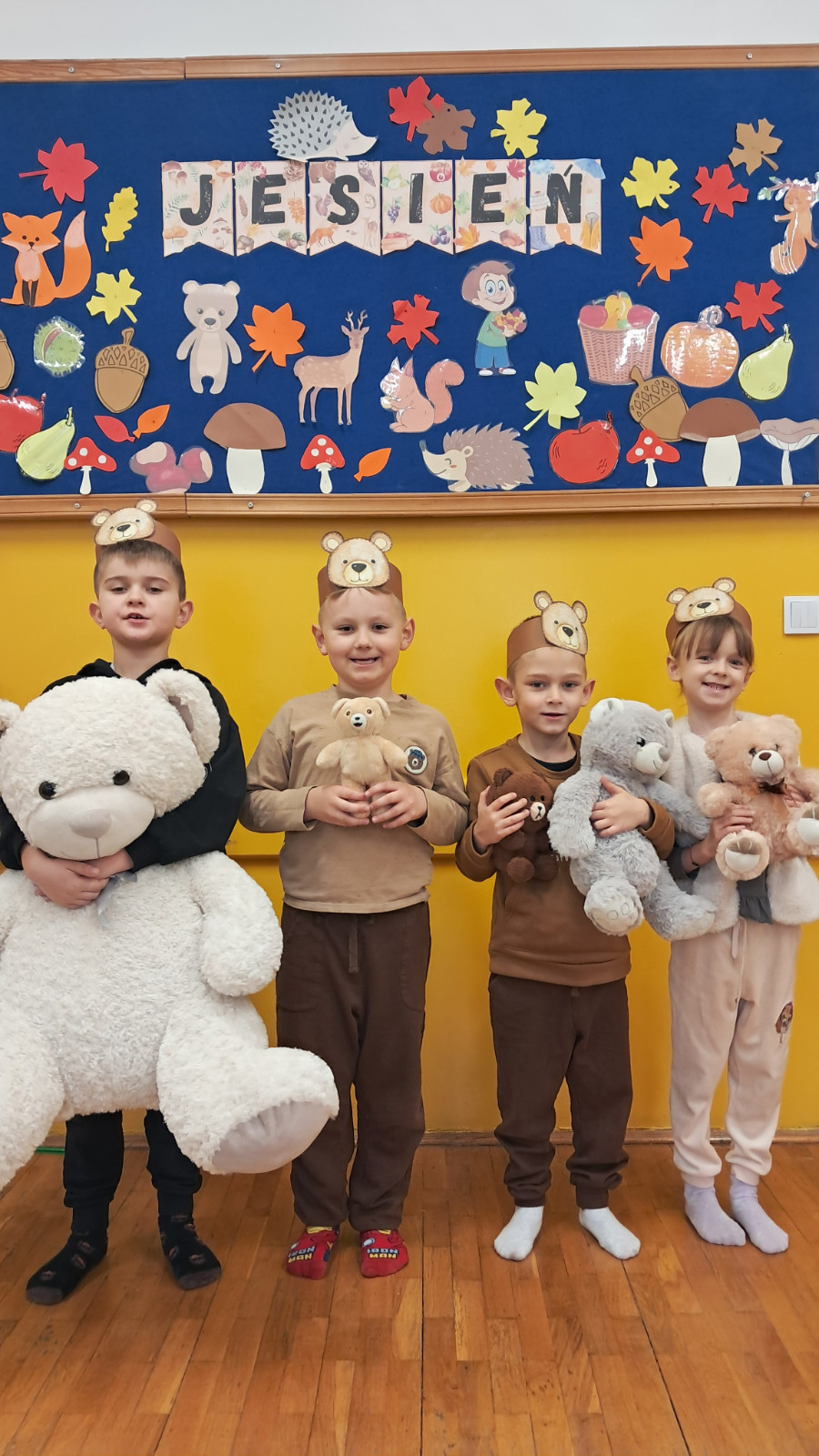 Dzieci pozują z misiami.