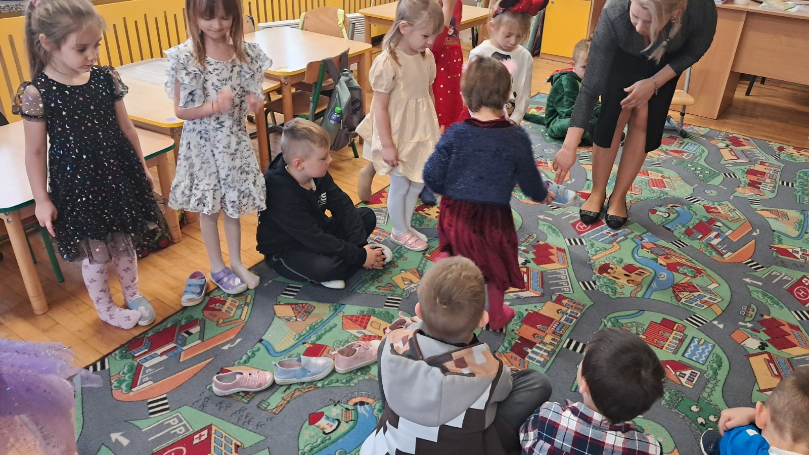 Dzieci biorą udział w andrzejkowych wróżbach.